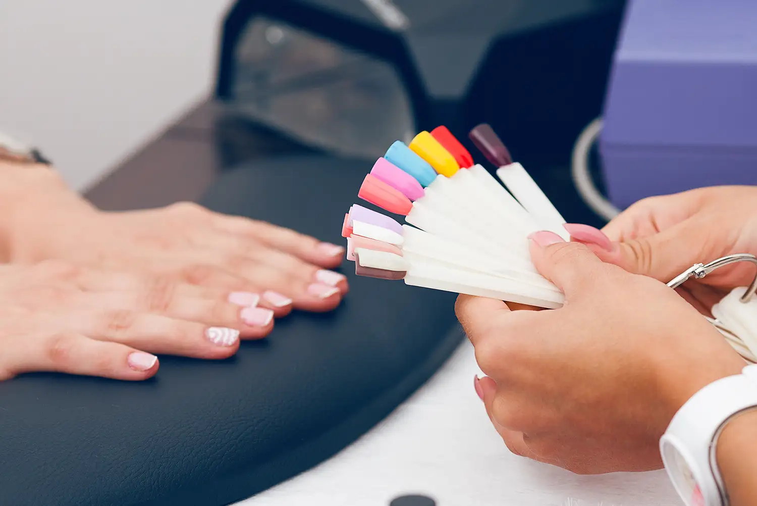 Beratung in einem Hautpflege- und Schönheitssalon. Nahaufnahme. Innenaufnahme.