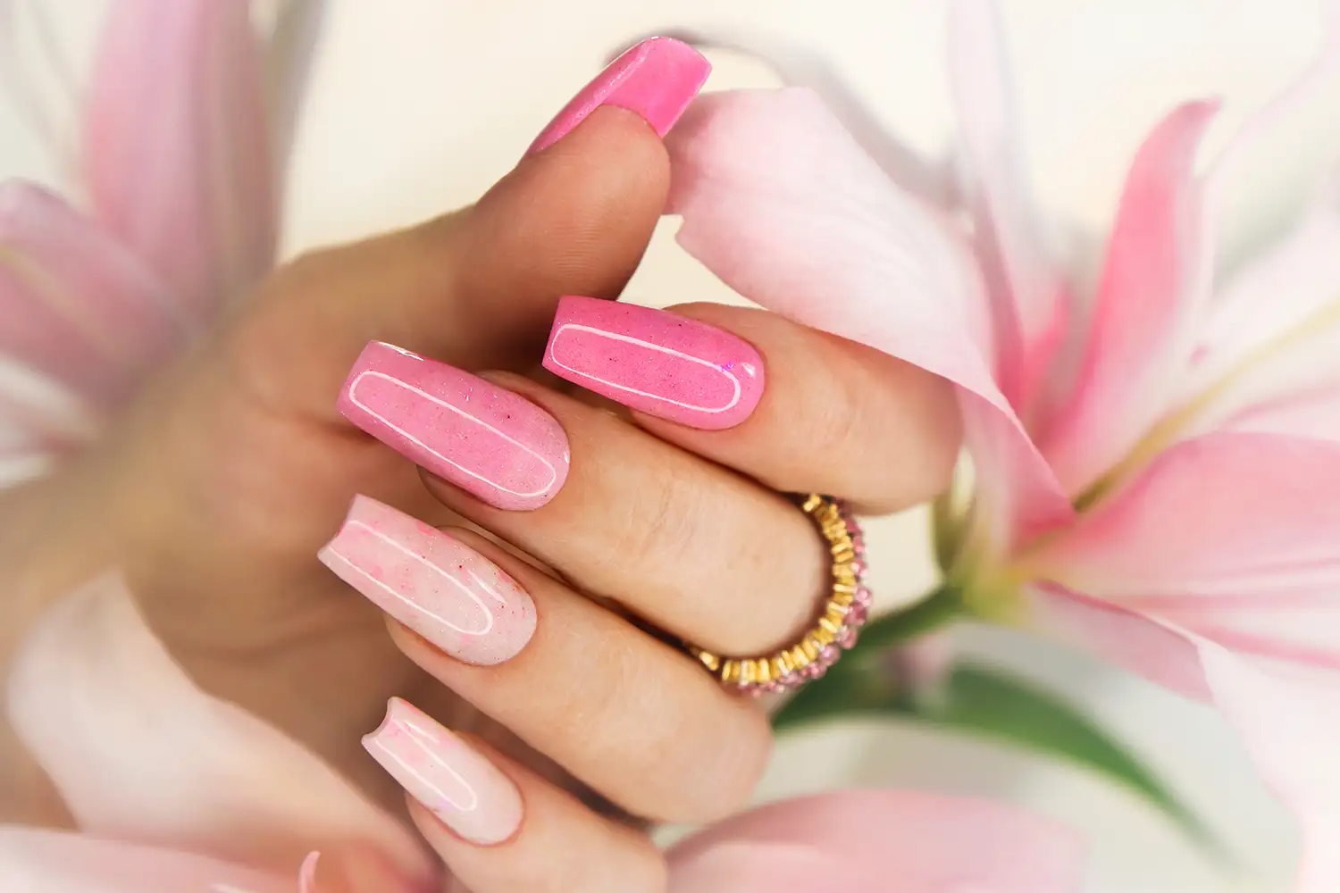 Längliche Nagelverlängerung in Rosa mit feinem Glitzer.